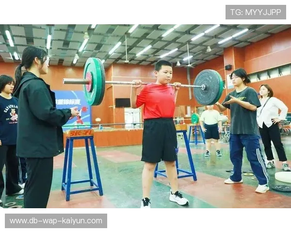举重学院建立青少年长远成长档案体系，青少年举重纪录